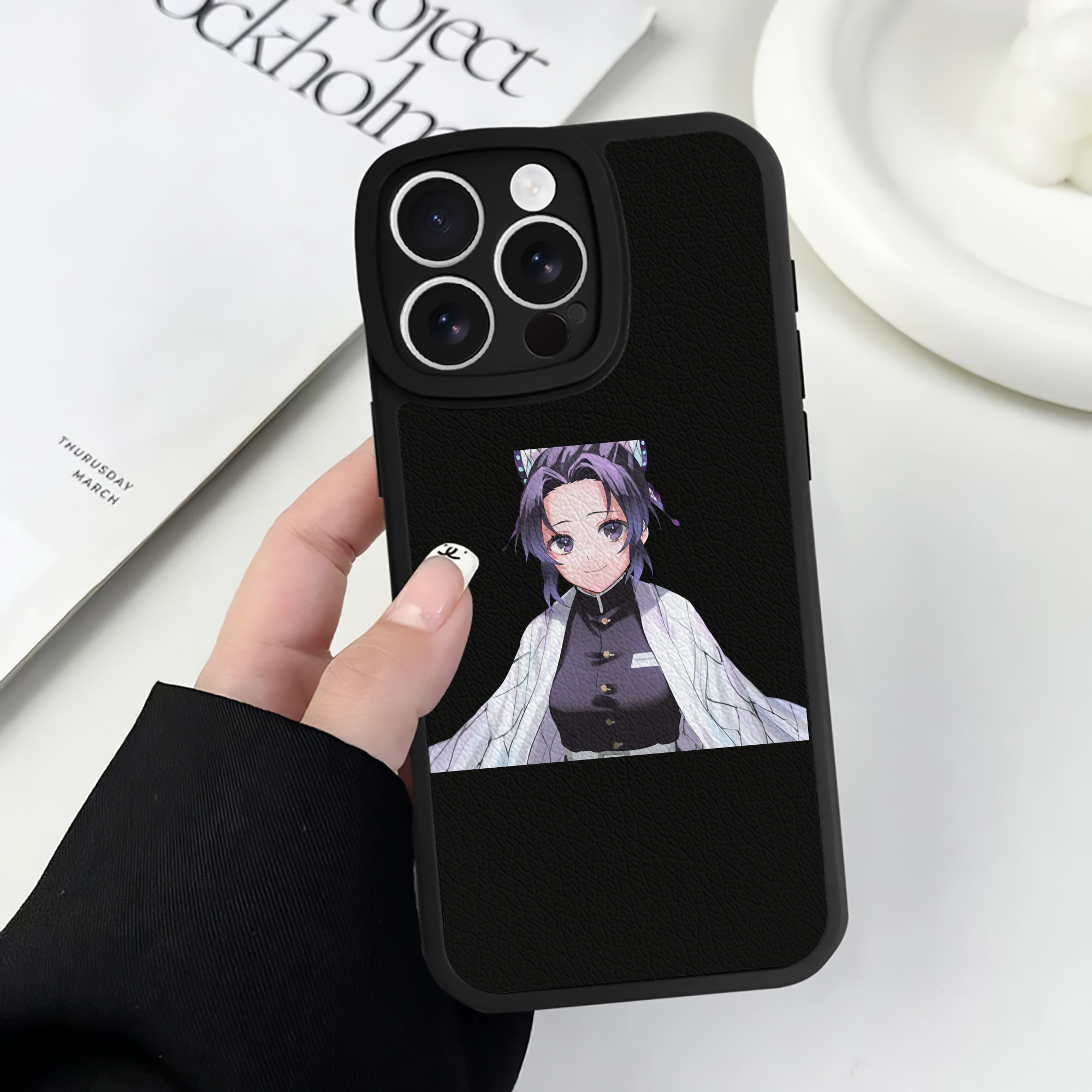 （画像用） 鬼滅の刃（きめつのやいば）蟲柱-胡蝶 しのぶ／こちょう しのぶ Kochou Shinobu 【iPhone 16シリーズ対応】シリコンスマホケース（レザー調） 材質：シリコン